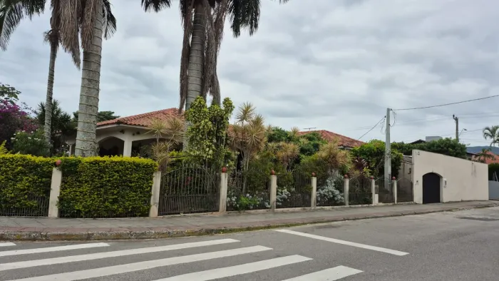 COMERCIAL - AVENIDA AFONSO DELAMBERT NETO