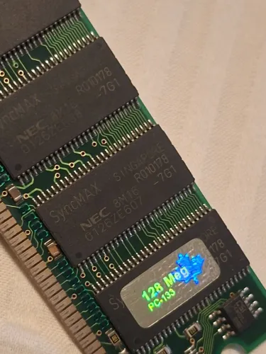Memória RAM 128MB PC133 SDRAM DIMM - SyncMAX (Para PC Antigo / Retrô)