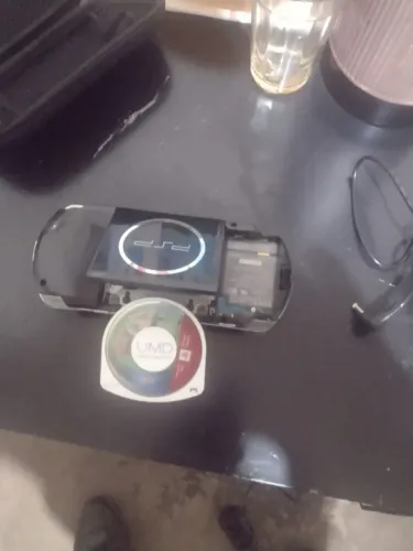 psp Sony 301 com cartão de memória e um jogo