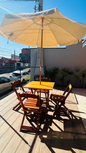 Conjunto de mesa com 4 cadeiras, guarda-sol 