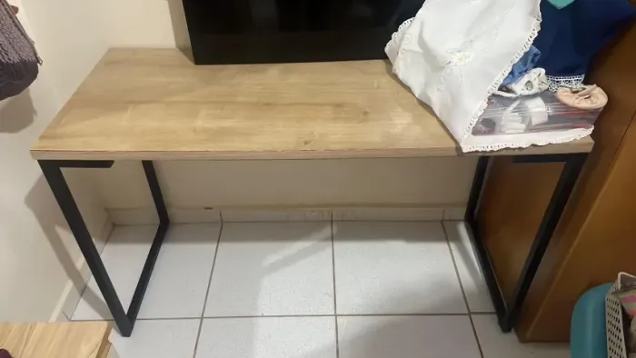 Mesa de escritório e cadeiras eames 