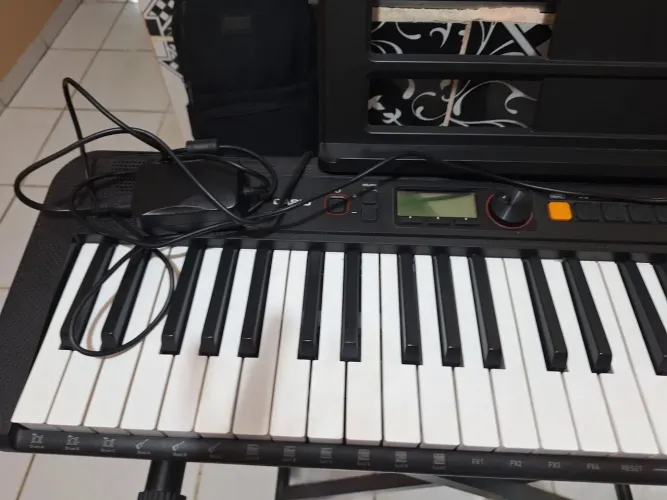 Teclado casioTone CT-200 com caixa e suporte