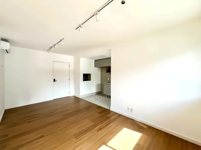Apartamento semimobiliado para alugar no Mont Serrat com 2 quartos (1 suíte)