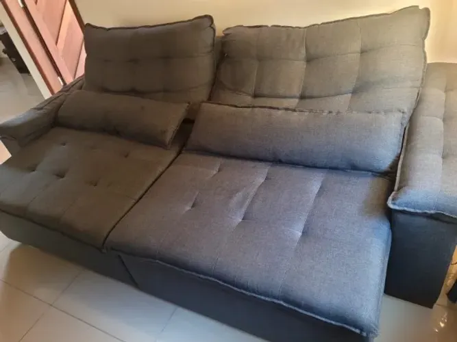 Sofá Retrátil 4 Lugares Molas Ensacadas com Pillow Top em gel + 2 Puffs (Linho)