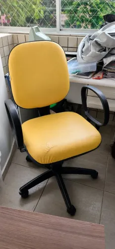 CADEIRA DE ESCRITÓRIO E ESCRIVANINHA
