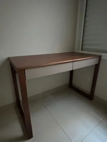 Escrivaninha em madeira 