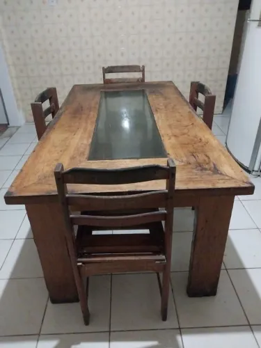 Mesa de Madeira com tampo de vidro