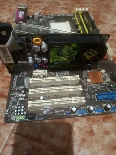 Vendo um kit sem processador com 5 gigas de ram e uma placa de vídeo