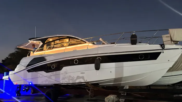 Lancha Coral 41HT - Diesel - Melhor valor do mercado
