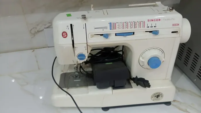 Máquina de Costura Singer Facilita Pro 2918