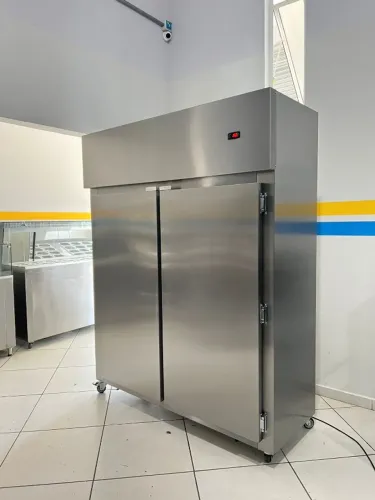 Geladeira ou Freezer industrial com porta cega ou vidro, aço inox, direto da fábrica.
