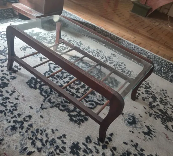mesa de centro retangular vintage de madeira com tampo de vidro
