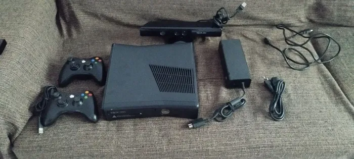 Xbox 360 Destravado com 2 controles, Kinect e 80 jogos 
