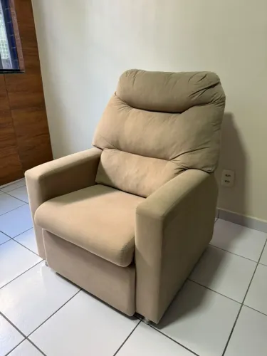 Poltrona Reclinável / Poltrona do Papai em Veludo Bege - Super Confortável