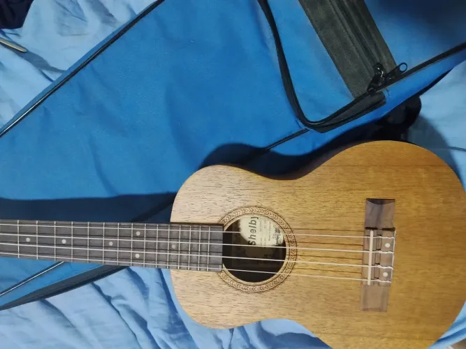 Ukulele elétrico Shelby (concert/tenor)