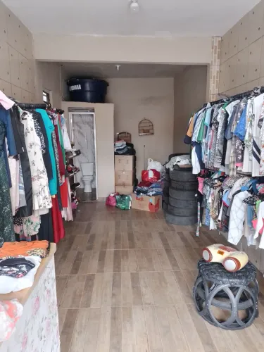 Vende se um  bazar com 1500 peças de roupa 