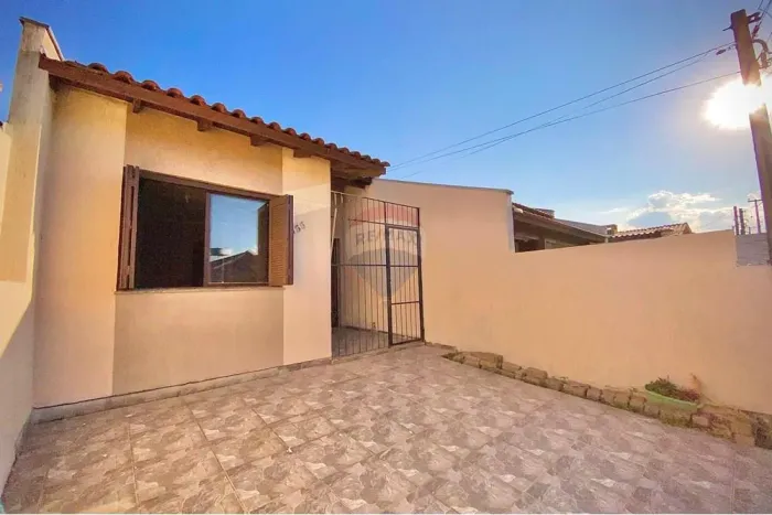 Casa de 2 quartos com 1 vaga e pátio com churrasqueira à venda no Parque da Matriz, em Cac