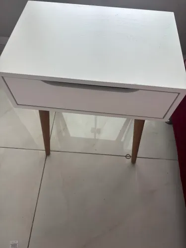 Mesa de cabeceira / criado mudo