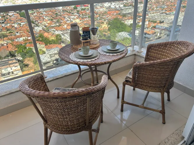 Mesa de vime com 2 cadeiras