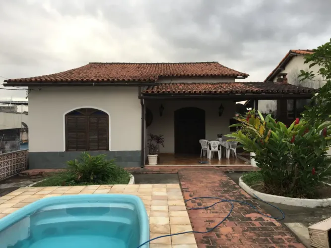 Casa para venda tem 120 metros, Área construída total 240m². Santa Cruz - Rio de Janeiro -