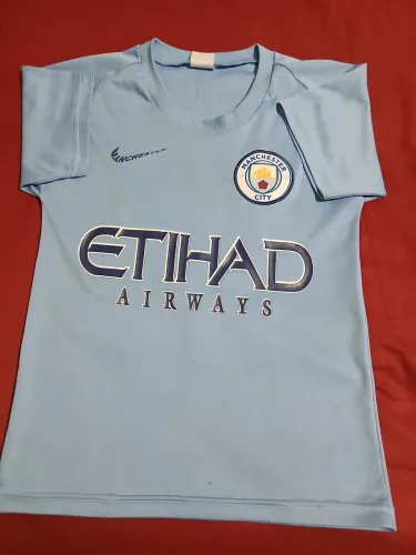 Camisa esportiva em boas condições med 55x38cm 