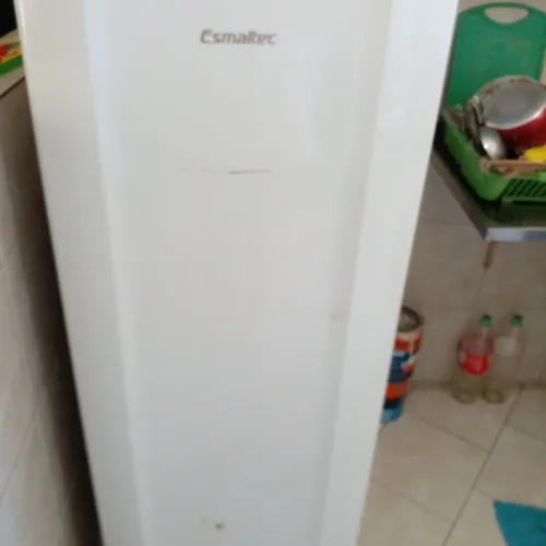 Vendo uma geladeira esmaltec usada,gelando muito bem. R$200 zap *67