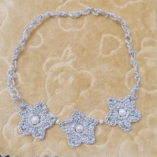 Colar delicado com detalhes em flores de crochê e pérolas.