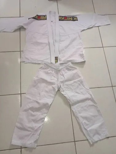 Kimono jiu-jitsu branco ou judô 