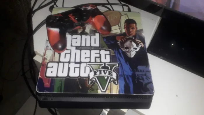 Ps4 pro sony 4.500 gb junto com o ps vem os jogos incluso, gta5, FC26 é outros jogos