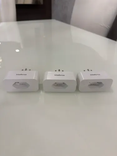 Tomada Plug inteligente + Alexa Intelbras