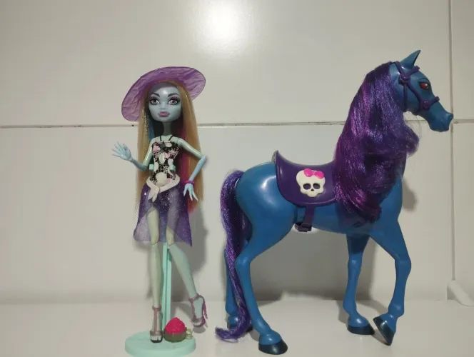 Boneca Monster High e cavalo 