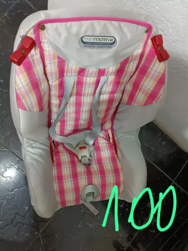 Cadeira de bebê para carro.