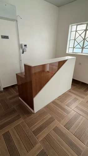 Balcão Recepção em MDF e Pedra 1,5 metros semi novo moderno e resistente