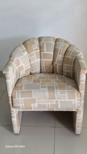 Poltrona decorativa em tecido de algodão, excelente estado.