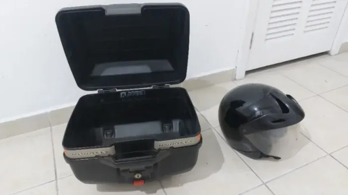 Bau Givi para moto com capacete de brinde.
