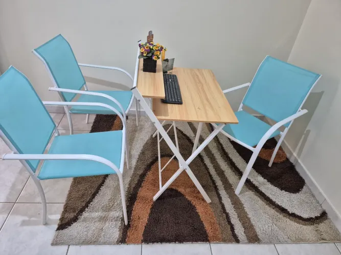 Mesa 3 cadeiras e tapete semi novos