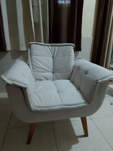 Vendo duas cadeiras, mesa de centro e uma comoda