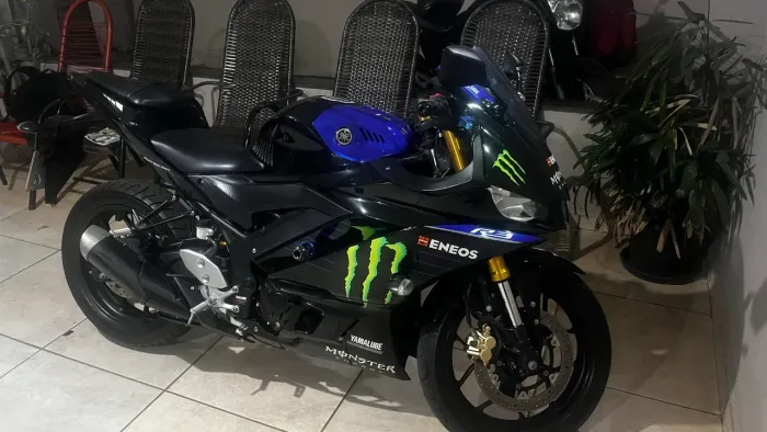 Yamaha R3 modelo monster