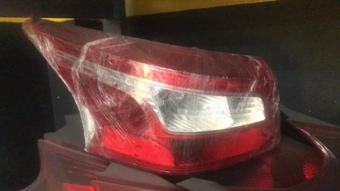 Lanterna traseira esquerda Nissan Sentra 18