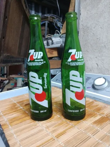 Duas garrafas refrigerante seven up coleção 