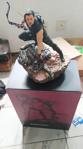 Hawkeye 1/6 Iron Studios Gavião Arqueiro detalhe Flecha Quebrada