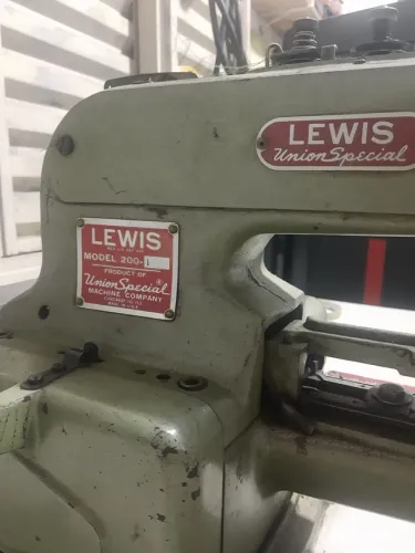Máquina botoneira industrial Lewis Americana