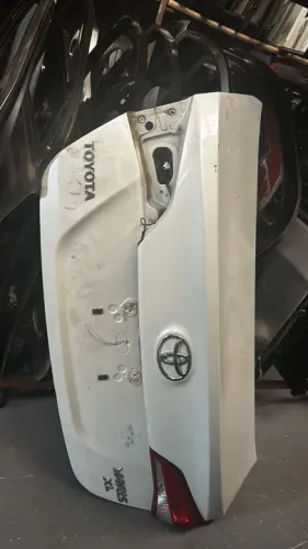 Yares ano 2019 sedan Tampa traseira