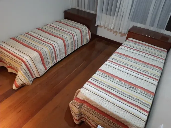 Duas camas de quarto solteiro, mdf com mogno amadeirado, sem colchão.
