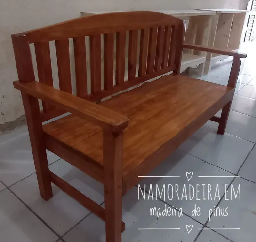 Namoradeira em madeira de pinus 
