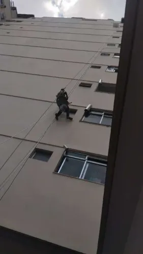 Profissional cadeirinha suspensa ( balanceiro) alpinismo industrial 