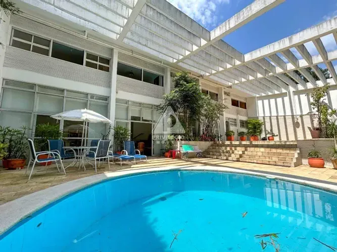 Casa de Luxo com Piscina e Cachoeira no Coração de São Conrado!