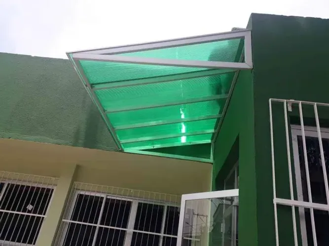 Cobertura em policarbonato com estrutura Metálica galvanizada em Metalon