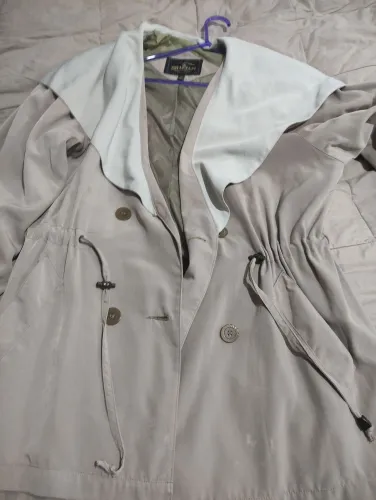 Casaco Feminino Bege com Detalhes em Branco