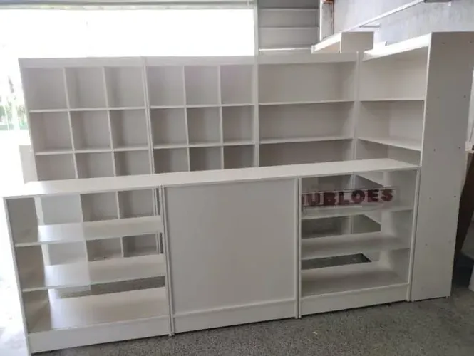 BALCÃO SIMPLES+ 2 BALCÃO VITRINE + 2 COLMÉIAS E 2 PRATELEIRAS MDF 